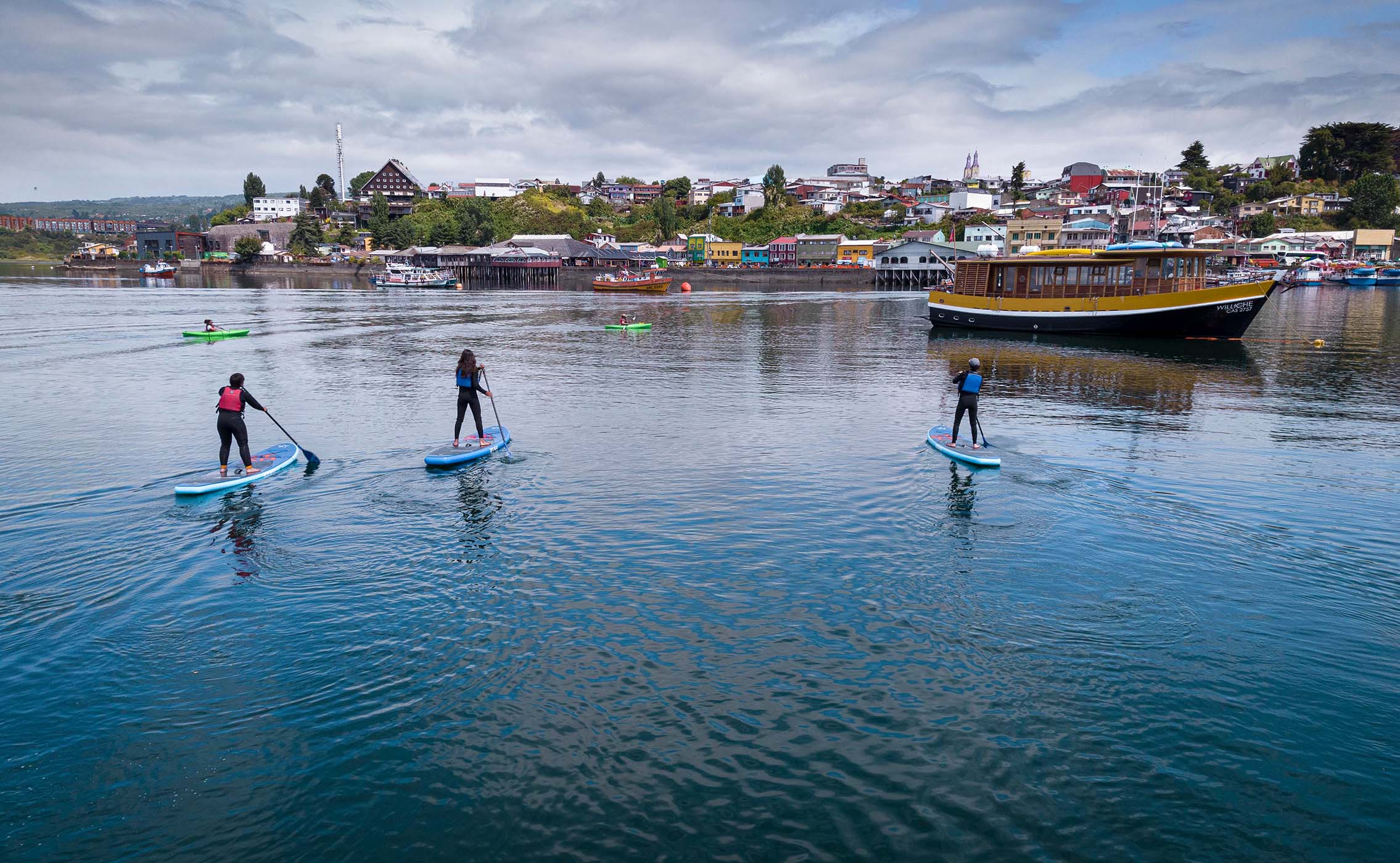 Aventura de SUP (stand-up paddle) em Chiloé, Chile.